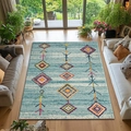Detalle de alfombra bohemia azul con patrones de diamantes geométricos en salón moderno - 40x60cm / Azul Claro Estilo Geométrico 1 (1023FYR-1)