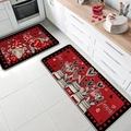 Set di due tappetini da cucina per San Valentino con gnomi e motivi a cuore - Stile Gnomo con Bordo Rosso Scuro / Tappeto Grande e Tappeto Piccolo