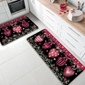 Dettaglio del set di tappeti da cucina con cuori rosa e fiocchi su tessuto nero antiscivolo - Stile Pendente Cuore Base Nera / Tappeto Grande e Tappeto Piccolo