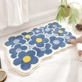Detail der weichen blau-weißen Blumen-Badematte mit dicker Textur im Badezimmer-Ambiente - 50*80cm (Hautfreundlicher Samt) / JQ-Blume-10 (Blaues Spleißen - Sonnenblume)