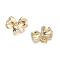 Nahaufnahme vergoldeter Schleifenohrringe mit glatter Metallic-Oberfläche und Knotendesign - Goldener Minimalistischer Bindestil (YSE009-09) / 18K-Gold