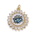 Vista macro de colgante ojo turco dorado con circonitas blancas y detalle de ojo azul - Chapado en oro 18K / Estilo Ojo Azul Con Pestañas (YSN032-05)