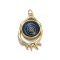 Detalle del colgante de ojo turco dorado con incrustación espiral azul y marco de llamas - Chapado en oro 18K / Estilo Metal Líquido Azul Oscuro (YSN032-08)
