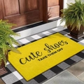 Zerbino moderno in diatomite giallo con scritta nera Cute Shoes Take Them Off - 40*60cm / Fondo in Gomma Farina Fossile / Giallo