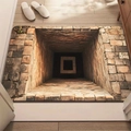 Vue détaillée de dessus d'un paillasson à illusion 3D avec un motif de puits en briques - Fond en Caoutchouc Terre de Diatomée / SYT Design Visuel 1 / 40*60cm