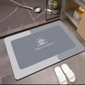 Detail der grauen Diatomit-Badematte mit Enjoy Sunshine Schriftzug in modernem Badezimmer - Einfach-8