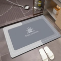 Detail der grauen Diatomit-Badematte mit Enjoy Sunshine Schriftzug in modernem Badezimmer - Minimalistisch-12