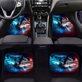 Dettaglio del set di 4 tappetini per auto con design lupo mistico in un veicolo moderno - Set Completo Anteriore E Posteriore / Design Lupo Nebulosa Blu