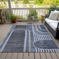 Modern geometrisch vloerkleed met blauwe en grijze boogpatronen op een houten terras - Imitatie kasjmier / Navy Booglijnen Patroon (SBT-JIANYUE-3) / 40cmX60cm