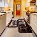 Detalle del juego de alfombras de cocina antideslizantes con textura de madera marrón y texto - Juego de Alfombrillas de Cocina E-1 / 40x60cm