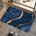 Detail der blauen Marmor-Badematte mit Goldakzenten und rutschfester Textur auf Fliesen - Medium Kieselgur / Dunkelblau Gold Treibsand Marmor