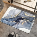 Detail der Badematte mit Marmormuster und Goldakzenten auf grauem Fliesenboden - Long Marble-12 / 40*60cm (Neu Kieselgur)