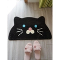 Simpatico tappeto a forma di gatto nero in finto cashmere su pavimento in legno chiaro - 40x60cm Imitazione Cashmere / Gatto Nero