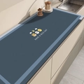 Tappetino cucina moderno in terra di diatomee blu navy con animali e testo decorativo - Tre Animali Blu
