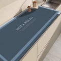 Tappetino da cucina assorbente blu navy con scritte bianche e bordo grigio minimalista - Lettere Blu