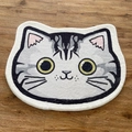 Vue détaillée d'un tapis pelucheux en forme de chat en fausse cachemire gris et blanc doux - Style Velours Doux / American Shorthair Tabby / 40*60cm