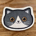 Détail du paillasson en forme de chat avec texture en peluche douce et yeux orange vifs - Style Velours Doux / Chat Gris Shérif / 40*60cm