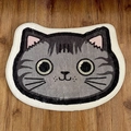 Vista detallada de la alfombra con forma de gato en cachemira sintética gris y costuras - 50*80cm (Imitación Cachemira) / Gato con Flequillo