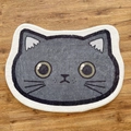 Gros plan sur la texture pelucheuse et le motif chat de ce tapis de sol gris mignon - Style Velours Doux / British Shorthair Bleu / 40*60cm