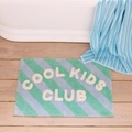 Vue détaillée du tapis de bain antidérapant avec texture floquée et texte cool kids club - Imitation cachemire / 40x60cm / 822FYRDD-3 (Texte Vert)