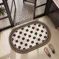 Vue détaillée du tapis de sol ovale en boue de diatomées au motif floral et géométrique - Terre de Diatomée / Petite Fleur Noire et Blanche (Ovale)