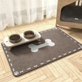 Detalle del tapete marrón para mascotas con motivos de huesos sobre suelo de madera - Alfombrilla para Perro - Estilo 19 (Versión de Tierra de Diatomeas) / 30*40cm