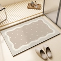 Dettaglio del tappeto da bagno beige a forma di biscotto con cuori bianchi e bordi ondulati - Biscotto a Cuore Crema (Velluto) / 80x120cm