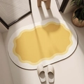 Gros plan sur un tapis de bain ovale avec motif de vagues jaunes et bords antidérapants - Style Vague Blanc Crème Jaune (MJXMCDD-9) / 40*60cm (Velours Doux)