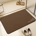 Nahaufnahme der braunen Kieselgur-Badematte mit KEEP CLEAN Text und Lederstruktur - Keepclean Braun / 40x60cm (Kieselgur)