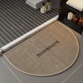 Dettaglio di un tappeto da bagno semicerchio beige in farina di fossili con testo Bathroom - 40*60cm / Bathroom-2 (Lino Terra di Diatomee)