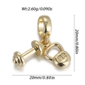 Gros plan d'un pendentif haltère doré de 20mm montrant les détails de taille et de poids - Ensemble Haltère Kettlebell (YSN219-01)