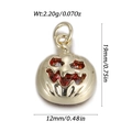 Détail macro d'un pendentif citrouille dorée 19x12mm avec zircon rouge et visage creux - Style Lanterne Citrouille (YSN219-07)