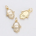 Ciondolo mano di Hamsa dorato con scritta MOM e smalto bianco per collane della mamma - Ciondolo Mano in Smalto Bianco MOM (YJ016-11)