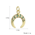 Détail du pendentif corne plaqué or 18k avec zircons verts et blancs sertis - Croissant Pierre Vert Blanc