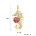 Détail d'un pendentif hippocampe plaqué or 18k avec pierre rouge et cristaux - Hippocampe Ventre Pierre Rouge