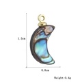 Vue détaillée du pendentif lune en nacre d'abalone avec boucle dorée et taille de 1,5cm - Pendentif Croissant de Lune en Coquille d'Abalone (04)