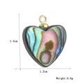 Détail macro d'un pendentif coeur en nacre d'abalone avec boucle dorée pour la création - Pendentif Cœur en Coquille d'Abalone (08)
