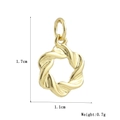 Dettaglio che mostra l'altezza di 1,7 cm e il peso di 0,7 g di questo ciondolo oro - Anello Intrecciato Cavo (07)