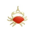 Détail d'un pendentif crabe plaqué or 18k avec émail rouge vif sur fond blanc pur - Breloque Crabe en Émail Rouge (06)