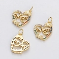 Tre ciondoli a cuore dorati con zirconi multicolore e incisione Mom per creazione gioielli - Ciondolo Cuore Mom Cornice Cava Strass Multicolore (YJ016-29)