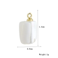 Vue macro d'un pendentif tulipe en nacre avec boucle dorée et détails de 1,4 cm - Pendentif en Forme de Tulipe (21)