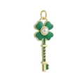 Détail d'un pendentif clé trèfle plaqué or 18k avec émail vert et perle nacrée - Clé Trèfle Perle Verte