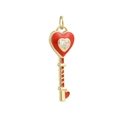 Détail d'un pendentif clé cœur plaqué or 18k avec émail rouge et zircone cubique - Clé Cœur Émail Rouge