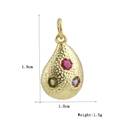 Vue macro d'un pendentif goutte martelé plaqué or 18k de 1,9cm avec pierres précieuses - Goutte Martelée avec Gemmes Trois Couleurs (16)