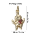Détail macro d'un pendentif ange plaqué or 18k avec une pierre cœur rouge - Ange Rubis Cœur