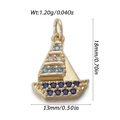 Vue détaillée du pendentif voilier plaqué or 18k avec cristaux bleus et blancs - Voilier Pierre Bleue