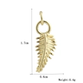 Vue détaillée d'un pendentif plume plaqué or 18k avec dimensions de 1,7cm de hauteur - Pendentif à Texture de Plume Bionique (24)
