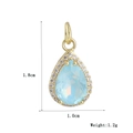 Macro-opname van een vergulde peervormige hanger met blauw kristal en zirkonia - Irillerend Lichtblauw Teardrop (11)