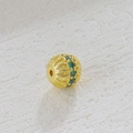 Detalle de un dije calado chapado en oro de 18k con piedras verdes para bisutería - Cuenta Hueca Vintage Diamante Verde Esmeralda (07)