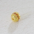 Detalle macro de un dije calado chapado en oro con piedras naranjas para joyería DIY - Cuenta Hueca Oro Diamante Rojo Naranja (06)